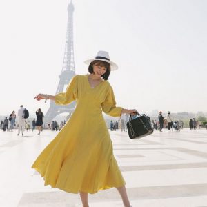Phối đầm váy cùng mũ hoặc băng đô