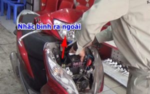 lấy bình ắc quy ra khỏi xe
