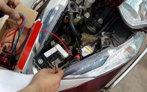 Lắp lại các chi tiết và đo điện áp cho xe