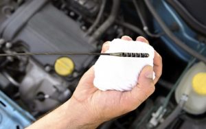 kiểm tra nhớt xe trước khi thay