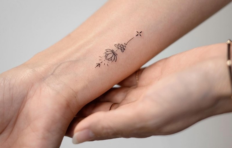 Tattoo ở cổ tay cho nữ